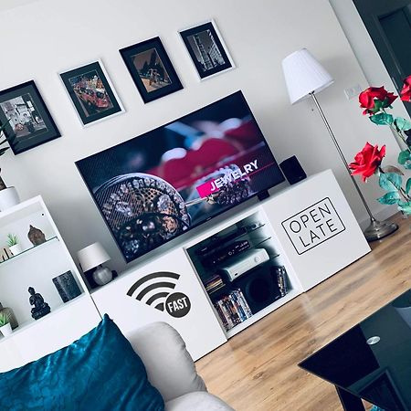 코시체 E1 Luxury Oldtown Apt - 2X Parking, Foodstore, Pcscreen, Netflix, Unlimited Music, Crib, Babychair, Fastwifi, Aircon 아파트 외부 사진